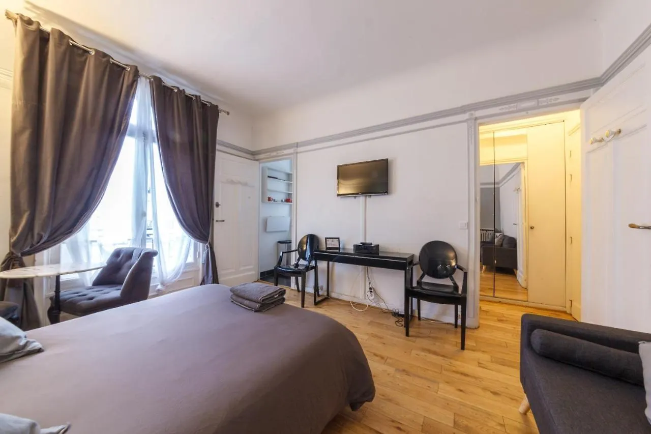 Private Studio - Avenue Des Champs-Elysees Apartment Paris France